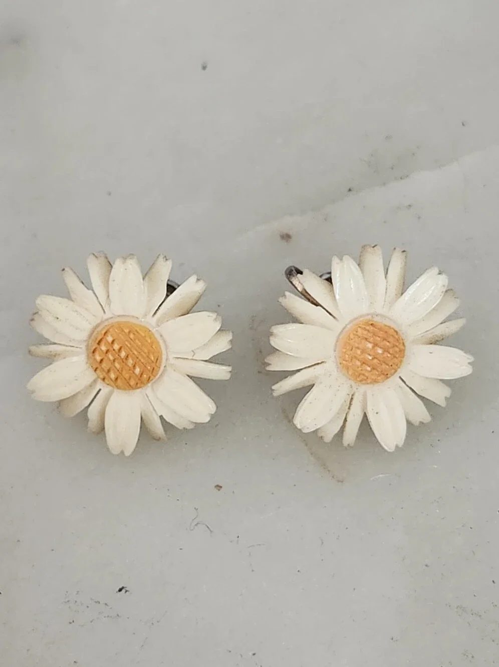 White and Yellow Daisy Screw Back Earrings - Vintage